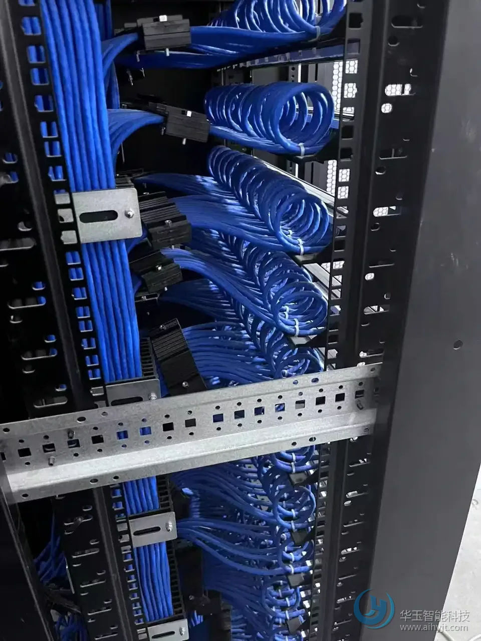 机柜配线架跳线整理与绑扎现场