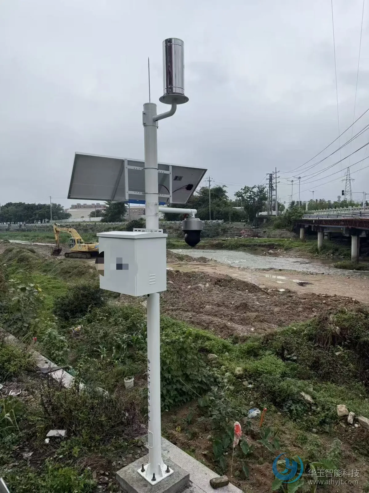 雨量监测站现场：翻斗式雨量计、太阳能板、遥测终端机箱与视频监控